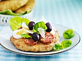 Selbstgebackenes Brot mit gekochten Eiern, Chorizo und Oliven