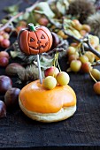 Mit Maronicreme gefüllter Halloween-Krapfen mit Zuckerguss und Cake Pop