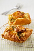Spicy puff pastry parcels filled with spinach and goat's cheese