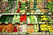 Gemüse- und Obsttheke in einem Supermarkt