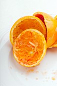 Ausgepresste Orangenschalen (Nahaufnahme)
