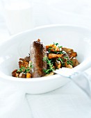 Bratwurst auf Pilzsalat