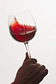 Rotwein wird im Glas geschwenkt