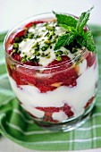 Griechischer Joghurt mit Erdbeeren & Pistazien (Nahaufnahme)