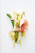 Mixed asparagus with ham and radishes