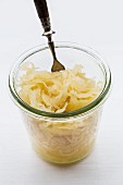 Sauerkraut im Glas mit Gabel
