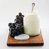 Joghurt und blaue Trauben