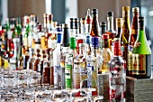 Viele verschiedene Spirituosenflaschen in einer Bar