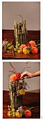Blumengesteck aus Herbstblumen und Knöterichstielen im Glasgefäss arrangieren