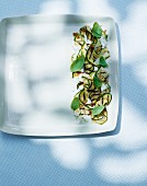 Gegrillte Zucchini mit Basilikum
