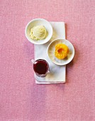 Ice cream with peaches and raspberry sauce