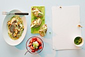 Schnelles Frühlingsmenü: Kalbsschnitzel, Crostini mit Avocado und Krabbencreme, marinierte Erdbeeren mit Basilikum-Limetten-Zucker und Creme fraiche