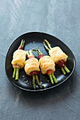 Puff pastry rolls with asparagus and bacon