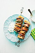 Gegrillte Döner-Kebab-Spiesse mit Joghurtsauce