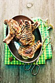 Gegrillte Schweinekoteletts, mit Feigen gefüllt