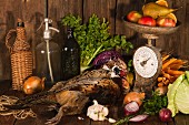 Herbstliches Stillleben mit Fasan, Gemüse, Obst, Nüssen und alter Küchenwaage