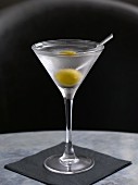 Klassischer Martini mit grüner Olive