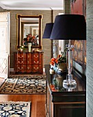 Klassisch elegante Wohndiele mit Antikmöbeln und edlen Teppichen