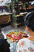 Frau trägt Tablett mit Festessen (Ubud, Bali, Indonesien)