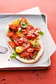 Tomaten-Flammkuchen mit Basilikumsauerrahm