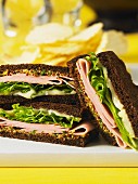 Pumpernickel-Sandwiches mit Schinken und Salat