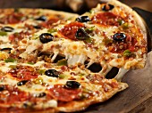 Heiße Pizza mit Salami und Oliven