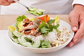 Vietnamesischer Reisnudelsalat wird angerichtet