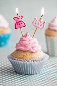 Vanillecupcake in Pastelltönen mit Himbeercreme für eine Babyparty