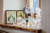 Im Landhausstil dekoriertes Fensterbrett mit Heiligenbildern