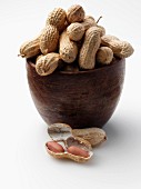 Erdnüsse in einer Holzschale