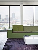 Polder Sofa in Grüntönen und weisser Coffeetable in Loftwohnung mit Blick auf Johannesburg