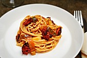 Spaghetti mit Lauch, Tomaten und Räucherkäse