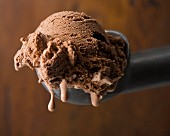 Eine Kugel Schokoladeneis im Eiskugelformer