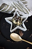 Weihnachtliches Eisdessert dekoriert mit Schokoperlen