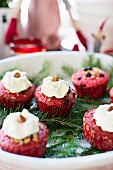 Rote Haselnussmuffins mit Frischkäsetopping