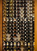 Weinregal mit vielen verschiedenen Flaschen