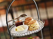 Scones, Clotted cream und Marmelade zur Teatime