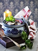 Herring fillets with onions in a ceramic pot (Scandinavia)