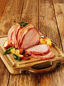 Roast ham with bacon, bay leaves and apples
