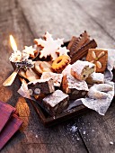 Weihnachtlicher Plätzchenteller mit brennender Kerze