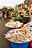 Hühnerteile auf einem Marktstand in Saigon (Vietnam)