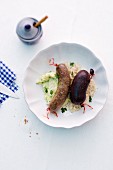 Blutwurst und Leberwurst mit Sauerkraut und Kartoffelpüree