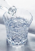 Mineralwasser wird in Glas gegossen