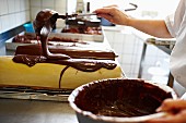 Kuchen mit Schokoladenglasur überziehen