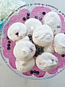 Blueberry meringues with icing sugar