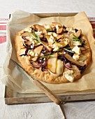 Pizza with goat's cheese, pears and red onions