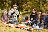Frauen und Kinder beim Herbstpicknick im Wald