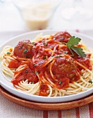 Spaghetti mit Tomatensauce und Fleischklösschen