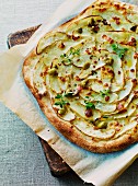 Kartoffelpizza mit Oliven und Oregano