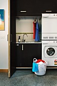 Minimalistische Waschküche mit Waschmaschine und Trockner